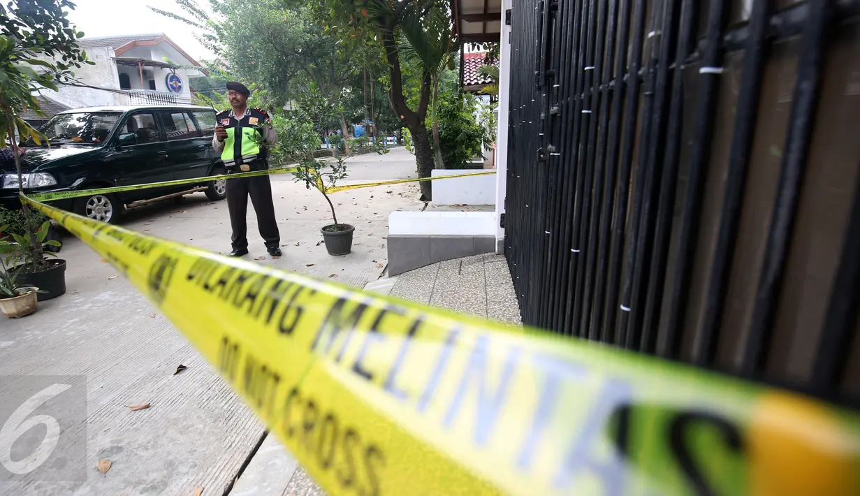 Polisi berjaga di tempat Penyidik KPK Novel Baswedan diserang oleh orang tak dikenal, Jakarta, Selasa (11/4). Setelah insiden penyerangan tersebut, Kapolri perintahkan Rumah Novel Baswedan dijaga. (Liputan6.com/JohanTallo)