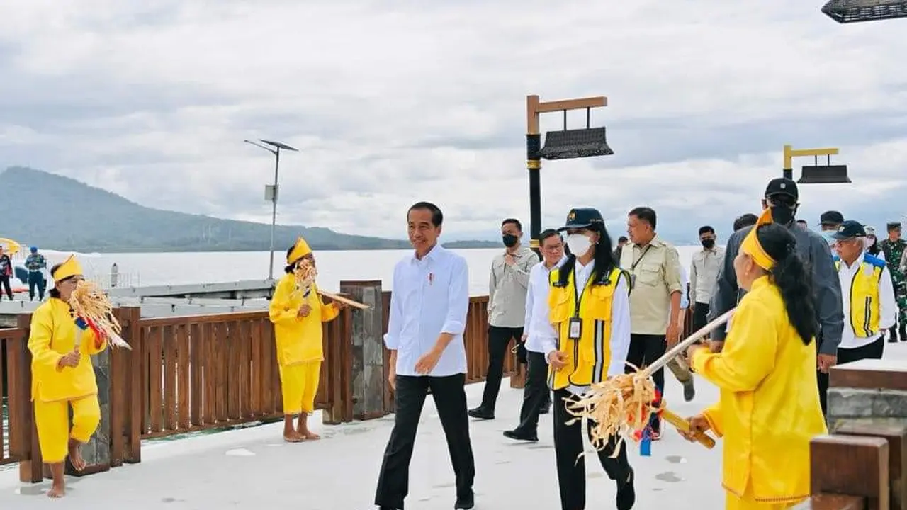 Presiden Joko Widodo saat mengunjungi kawasan wisata Taman Nasional Bunaken, Kota Manado, Sulut, Jumat (20/1/2023) pagi.