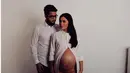 Januari tahun 2016 silam, artis Revalina mengunggah foto kehamilannya bersama suaminya, Rendy Aditya. Tampil begitu cantik dengan mengenakan kemeja putih yang memperlihatkan perutnya. (Instagram)