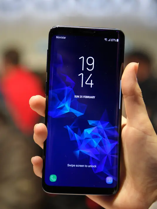 Tampilan dari ponsel Samsung Galaxy S9 yang dipamerkan dalam acara Samsung Galaxy S9 Unpacked di Barcelona, Spanyol (25/2). Galaxy S9 memiliki kamera utama dengan kualitas 12 megapiksel. (AFP Photo/Lluis Gene)