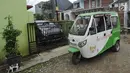 Bajaj listrik mengangkut penumpang di RW 13, Kelurahan Kencana, Tanah Sareal, Bogor, Jawa Barat, (25/4). Bajaj listrik ini juga digunakan untuk keperluan warga sehari-hari, terutama kaum ibu dan anak-anak. (Merdeka.com/Arie Basuki)
