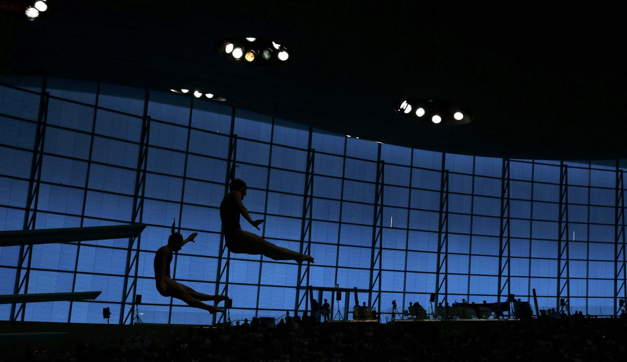 Atlet Loncat Indah asal  Italia Tania Cagnotto dan Francesca Dallape beraksi pada kejuaraan European Aquatics Championships, London, Britain, (15/5/2016). (REUTERS/Andrew Boyers)