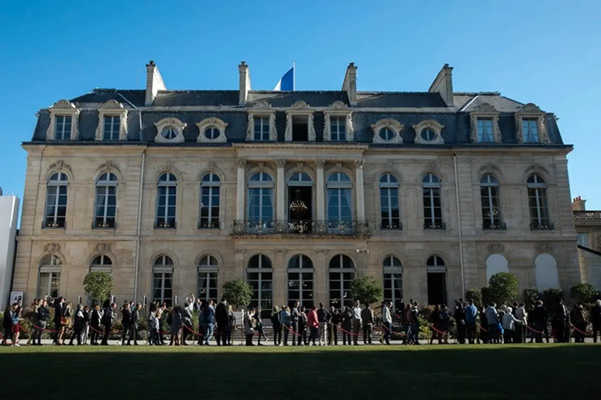 Antrean untuk mengunjungi Istana Elysee di Paris, Prancis, pada 21 September 2019.