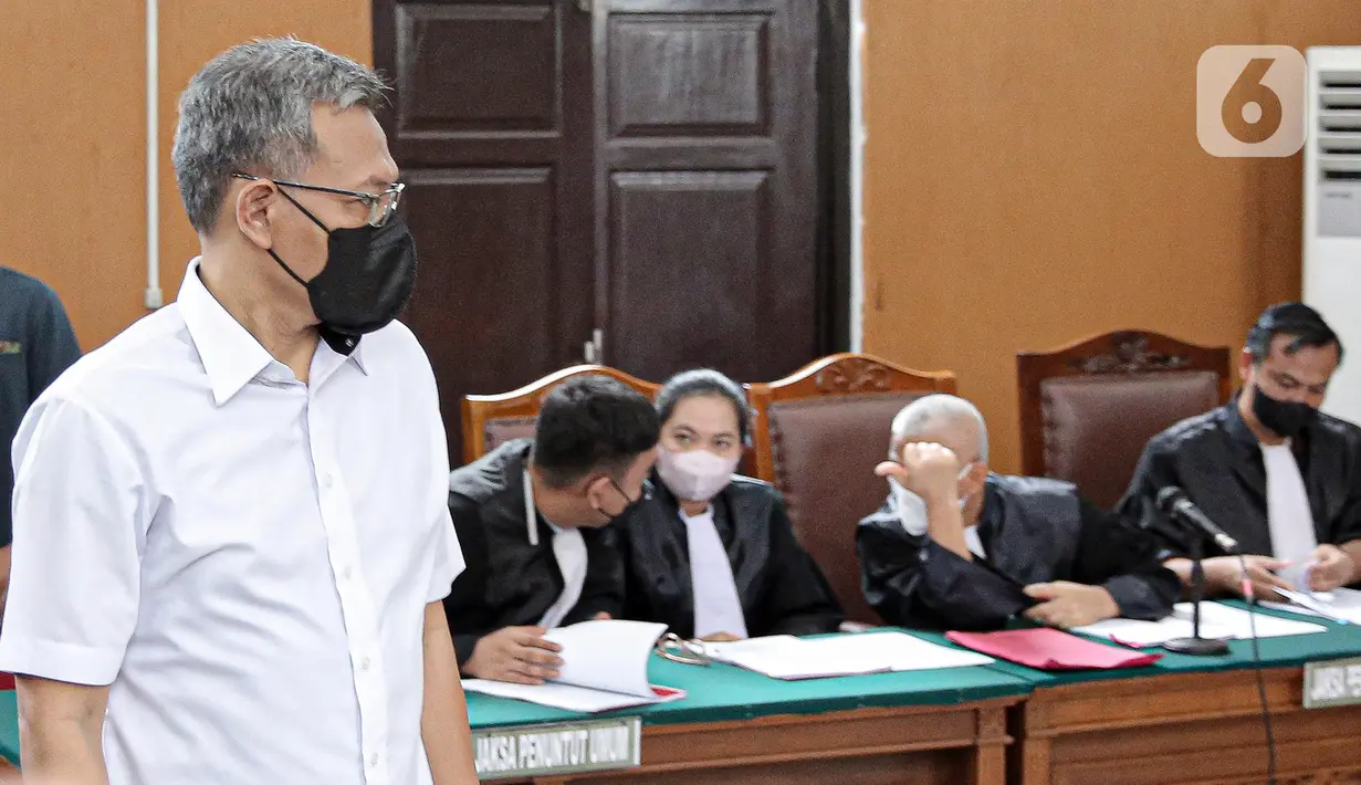 Terdakwa Agus Nurpatria tiba untuk menjalani sidang perdana di Pengadilan Negeri Jakarta, Rabu (19/10/2022). Agus Nurpatria menjalani sidang dengan agenda pembacaan surat dakwaan kasus obstruction of justice atau perintangan proses penyidikan terkait perkara dugaan pembunuhan berencana terhadap Nofriansyah Yosua Hutabarat atau Brigadir J. (Liputan6.com/Faizal Fanani)
