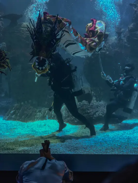 Interaksi antara Liong dan sang petani menambah kesan dramatis dalam opera yang dimainkan