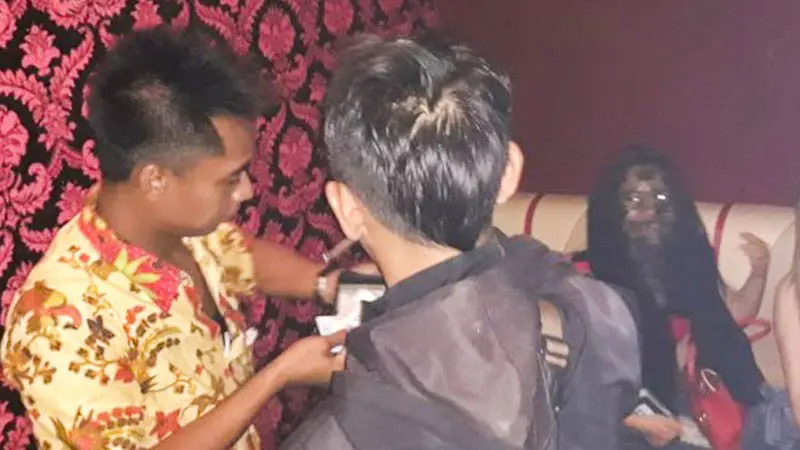 Penampakan sosok menyeramkan saat petugas razia di tempat karaoke. (@restaprob)