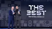 Presiden FIFA Gianni Infantino menyerahkan penghargaan FIFA Special Best Men's kepada Cristiano Ronaldo dalam malam Penghargaan FIFA 2021 di Zurich, Swiss, Selasa, 18 Januari 2022. (Harold Cunningham/Pool Photo via AP)