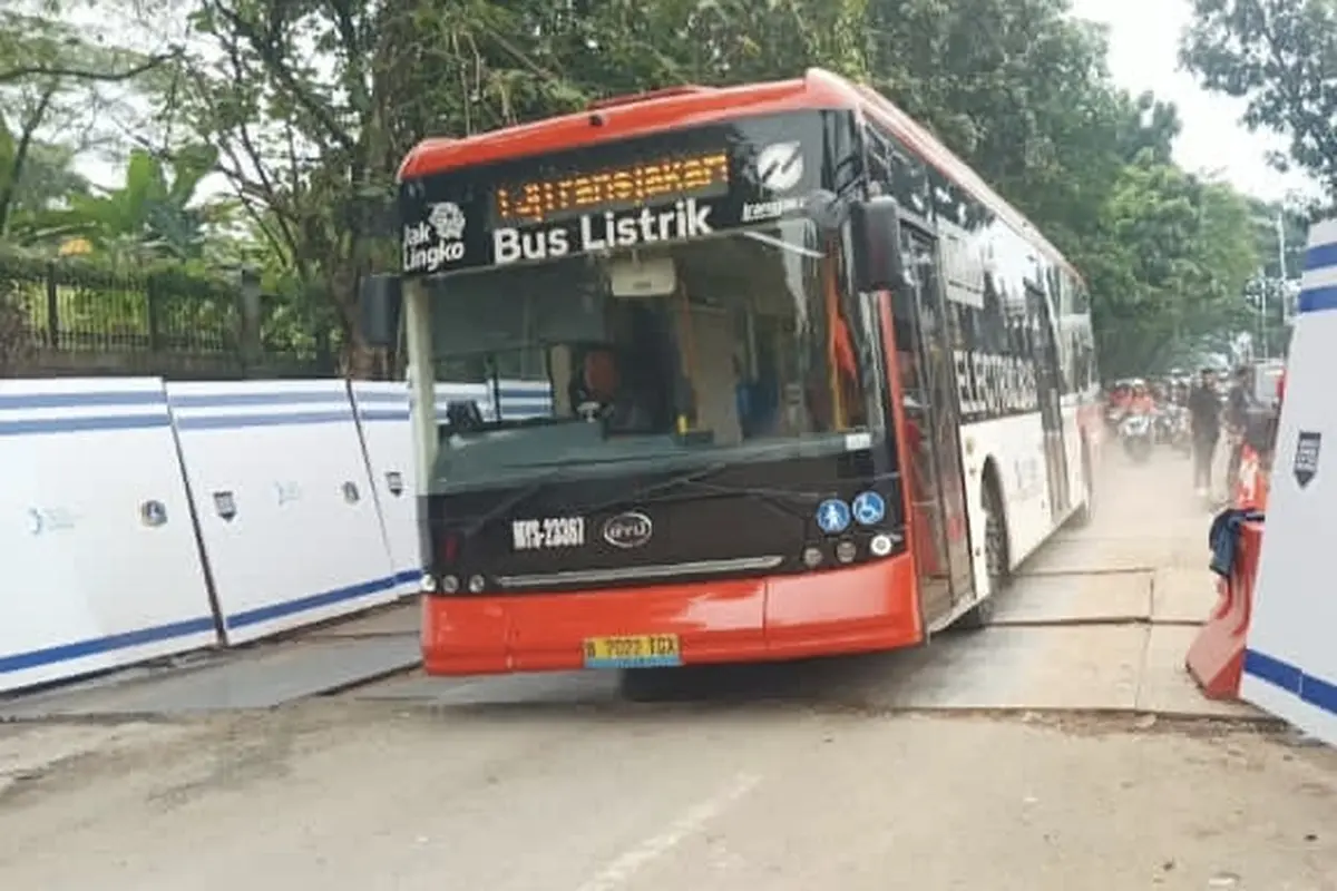 Update perbaikan ruas Jalan Lenteng Agung Timur yang ambles beberapa hari lalu. (Merdeka.com/Nur Habibie)