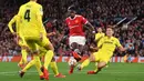 Gelandang Manchester United, Paul Pogba (tengah) berusaha menembak bola ke gawang Villarreal pada pertandingan grup F Liga Champions di stadion Old Trafford, Inggris, Kamis (30/9/2021). Kemenangan atas Villarreal membuat MU berada di posisi kedua klasemen dengan empat tiga poin. (AFP/Anthony Devlin)