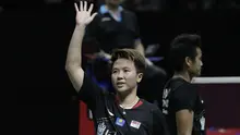 Liliyana Natsir melambaikan tangan usai mengakhiri karier profesional sebagai pebulutangkis di Indonesia Masters 2019. (Bola.com/Muhammad Iqbal Ichsan)