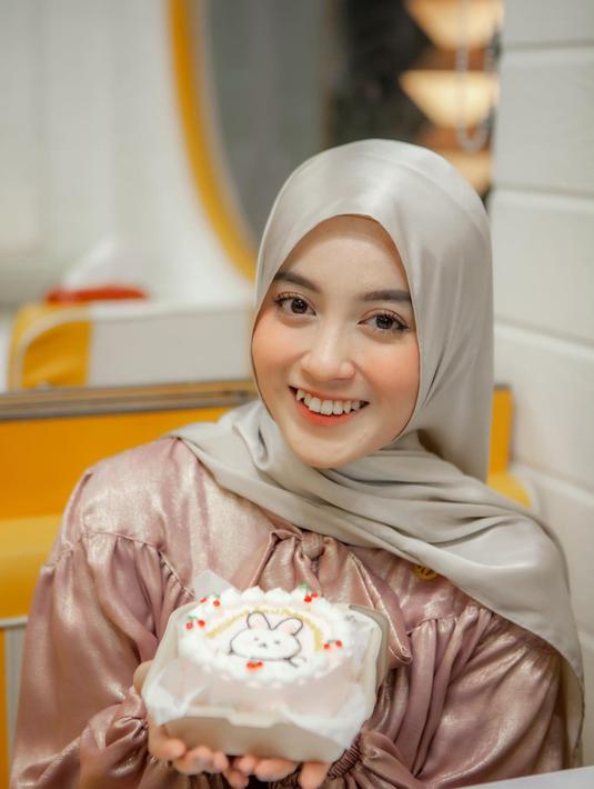 Bergabung dengan JKT48 ketika usianya 12 tahun dan kini berusia 25 tahun, tentunya banyak yang mengikuti perjalanan karier Nabilah Ayu. Dapat banyak ucapan selamat, Nabila Ayu ucap terima kasih dan mendoakan balik yang sudah mendoakannya. Anak kedua dari tiga bersaudara ini mendapatkan dua kue ulang tahun dengan ukuran berbeda di hari bahagianya. (Liputan6.com/IG/@nblh.ayu)