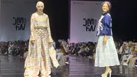 Revalina S. Temat dan Mutiara Baswedan saat jadi muse di ajang Jakarta Modest Fesyen Week (JMFW) 2024 pada Jumat malam (20/10/2023). (Dok: Liputan6.com/dyah)