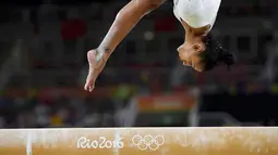 Pesenam Inggris Raya, Rebecca Downie, beraksi di balok keseimbangan dalam final tim putri senam artistik Olimpiade Rio 2016 di Rio Olympic Arena, Rio de Janeiro, Brasil (9/8/2016). (Reuters/Dylan Martinez)