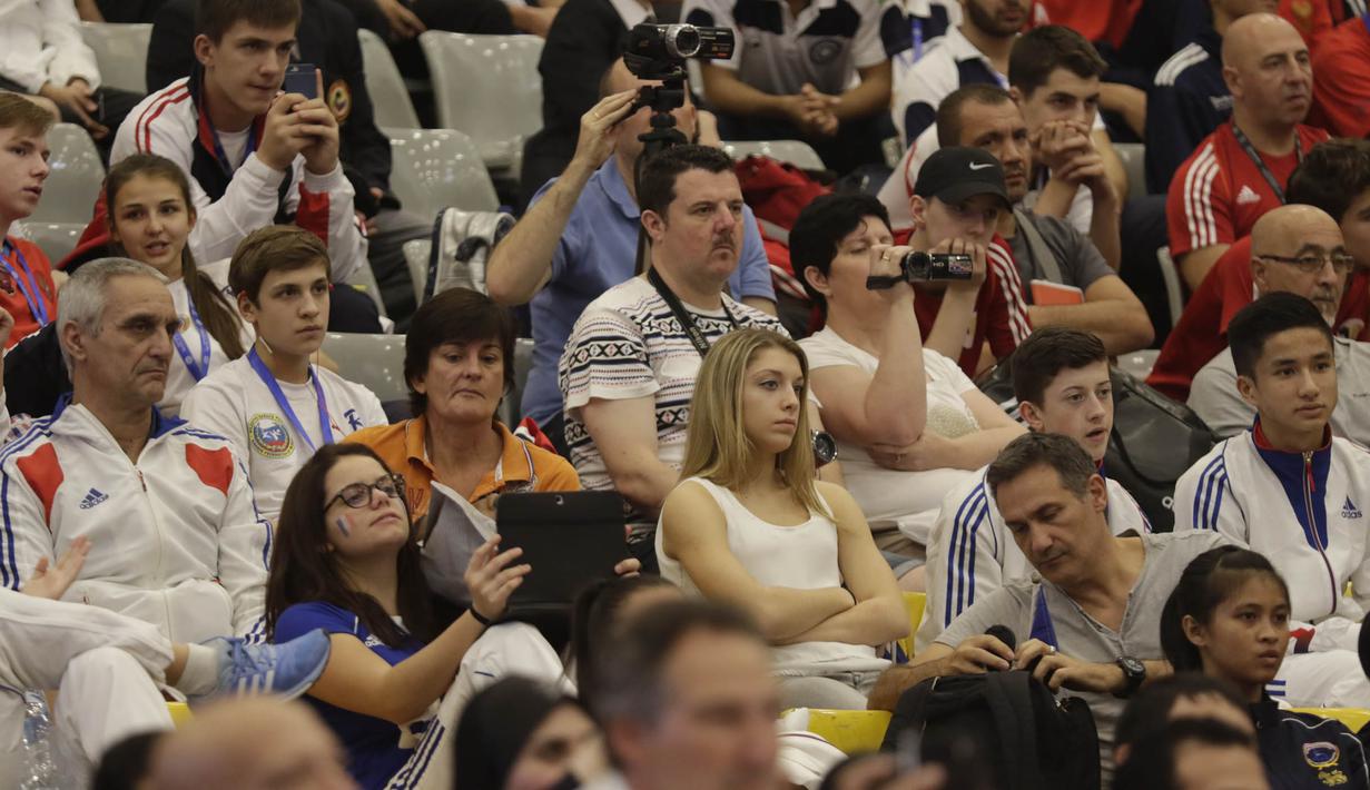 Para atlet dan pelatih dari berbagai negara hadir dalam Pembukaan Kejuaraan Dunia Karate Junior, Cadet dan U-21 di Indonesia Convetion Exhibition (ICE), Bumi Serpong Damai, Tangerang, Kamis (12/11/2015). (Bola.com/Vitalis Yogi Trisna)