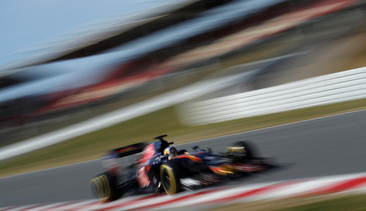 Pebalap Toro Rosso, Carlos Sainz Jr. berada di posisi kedua dengan waktu 1 menit 23,134 detik pada sesi sore hari keempat tes pramusim F1 2016 di Sirkuit Catalunya, Barcelona, Spanyol, Jumat (4/3/2016). (Reuters/Albert Gea)