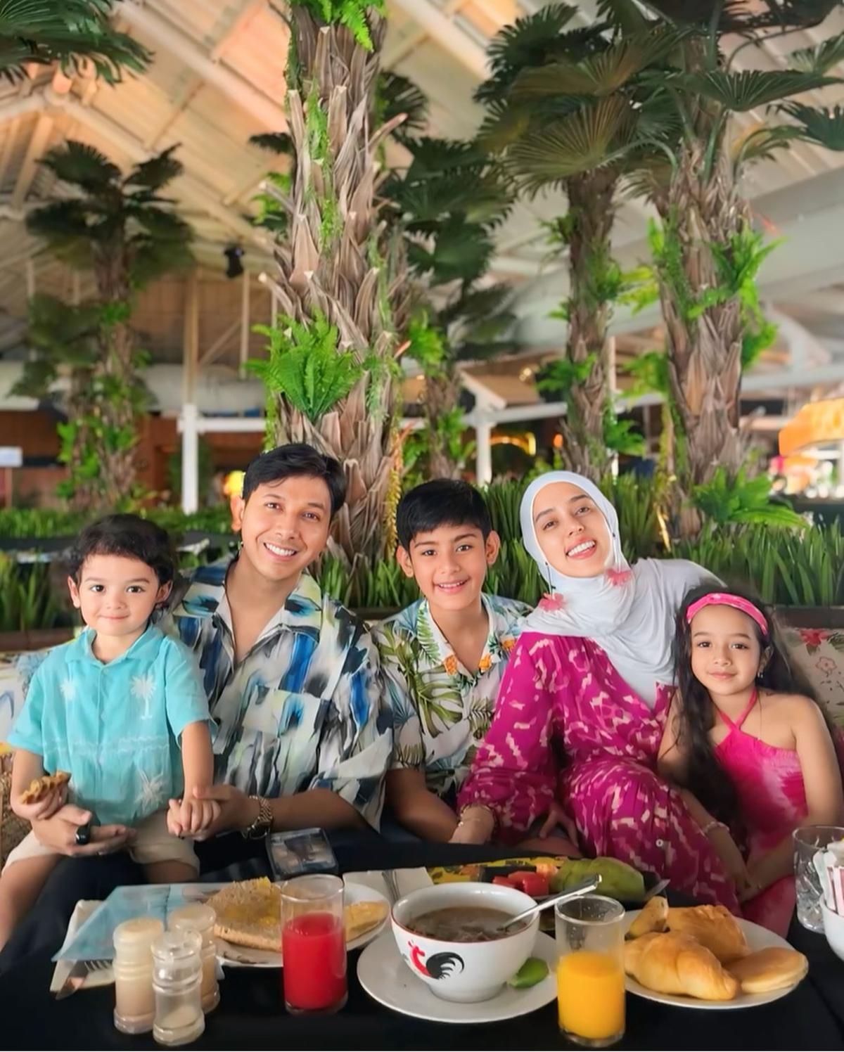 Potret Keluarga Sonny Septian dan Fairuz yang Kerap Pakai Couple Outfit