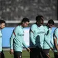 Penyerang Portugal, Cristiano Ronaldo (tengah) dan rekan satu timnya menghadiri sesi latihan di tempat latihan Cidade do Futebol di Oeiras (10/11/2021). Portugal akan bertanding melawan Irlandia pada Grup A kualifikasi Piala Dunia 2022  di Aviva Stadium. (AFP/Patricia De Melo Moreira)