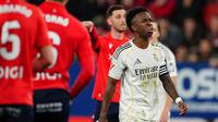 Ekspresi kesal pemain Real Madrid, Vinicius Jr dalam laga lanjutan Liga Spanyol saat melawan Osasuna di El Sadar Stadium, Pamplona, Spanyol, Sabtu (21/02/2026) waktu setempat. (AP Photo/Miguel Oses)