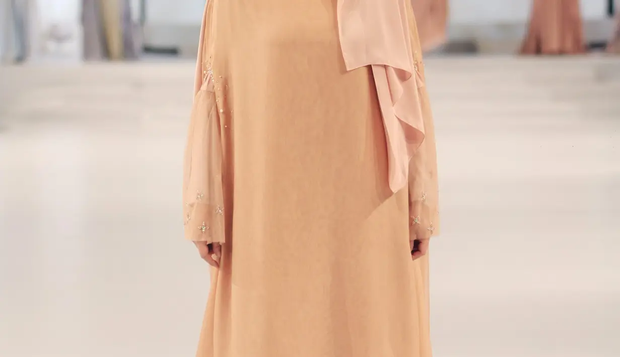 Koleksi terbaru Ria Miranda tetap dengan warna pastel yang menjadi ciri khasnya. (Liputan6.com/Pool/Ria Miranda)