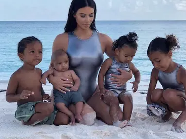 Kim Kardashian tampak kesulitan dalam mengatur keempat anaknya untuk mengambil foto mereka. (Liputan6.com/IG/@kimkardashian)