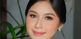 Tampil dalam balutan kebaya kuning cerah, Erina menghadirkan interpretasi modern dari busana tradisional yang sarat makna, sekaligus mencerminkan semangat perempuan Indonesia yang anggun dan berdaya. [@erinagudono].