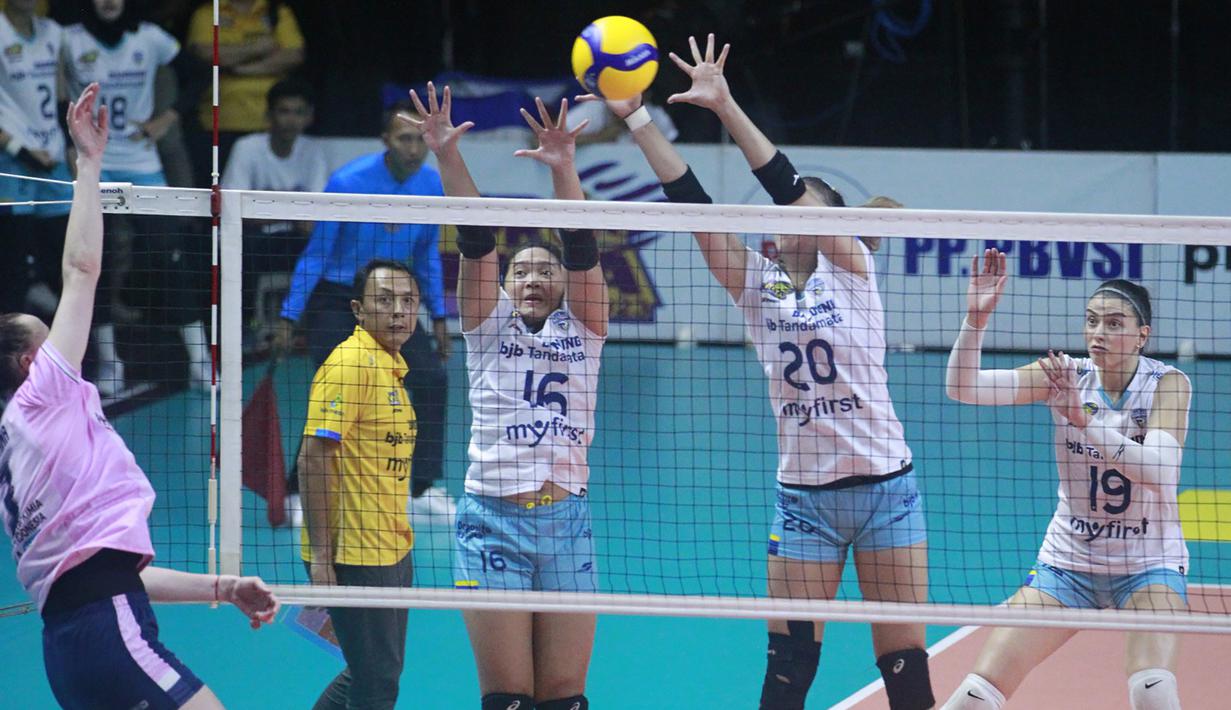 Dua pemain Bandung bjb Tandamata, Tiara Ariance Sanger (kiri) dan Shella Bernadetha Onnan berusaha memblok spike yang dilepaskan pemain Gresik Petrokimia Pupuk Indonesia, Bohdana Anisova pada laga pembuka Final Four Proliga 2023 seri pamungkas di GOR Sritex Arena Solo, Surakarta, Kamis (9/3/2023). Bandung bjb Tandamata menang 3-0 (25-17, 25-21 dan 25-20). (Proliga 2023)