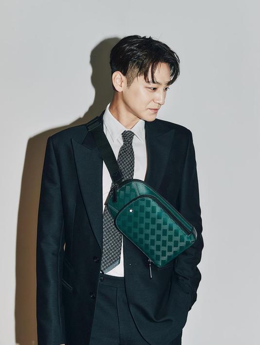 Meskipun wajahnya terlihat muda, aktor yang kelahiran 7 Juli 1989 ini sudah memasuki kepala tiga, lho! (FOTO: instagram.com/k.kbeom)