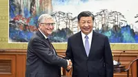 Presiden China Xi Jinping dan Bill Gates bertemu di Beijing pada Jumat (16/6/2023). (Dok.&nbsp;Yin Bogu/Xinhua via AP)
