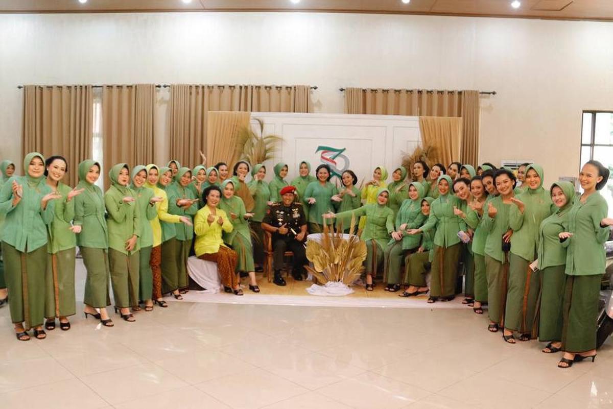 Juliana dan ibu-ibu Persit