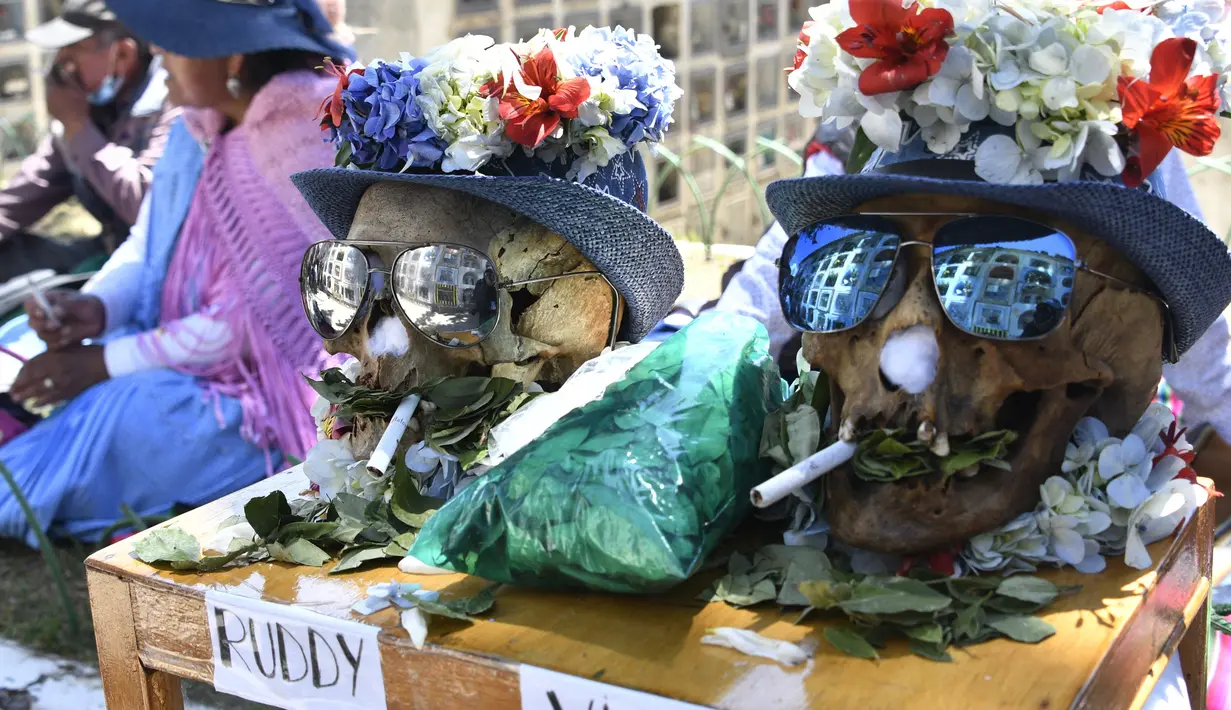 Tengkorak manusia terlihat di pemakaman umum selama festival tahunan "Natitas" di La Paz, Bolivia, Senin (8/11/2021). Dalam festival ini warga ramai-ramai menghias tengkorak leluhur mereka dengan berbagai dekorasi mulai dari bunga, topi, kacamata dan hiasan lainnya. (Aizar RALDES/AFP)