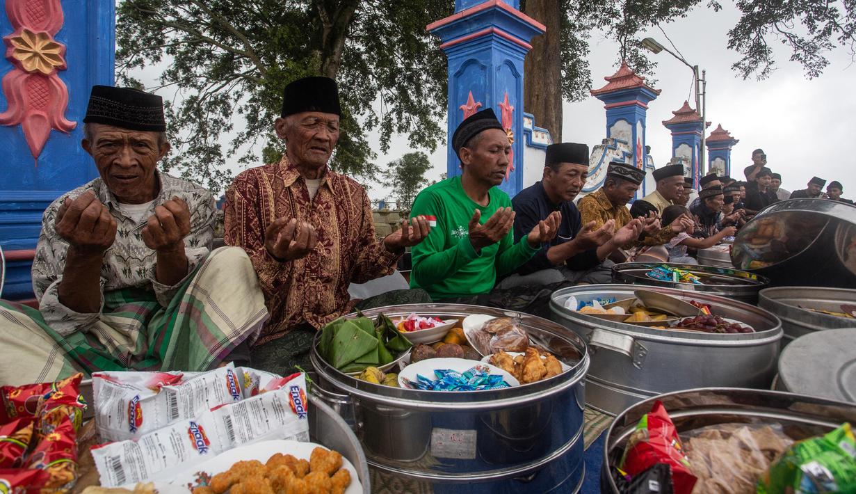 Umat Muslim berdoa bersama saat ritual tradisi Nyadran di depan sebuah pemakaman umum di Boyolali, Jawa Tengah, Senin 17 Februari 2025. (DEVI RAHMAN/AFP)