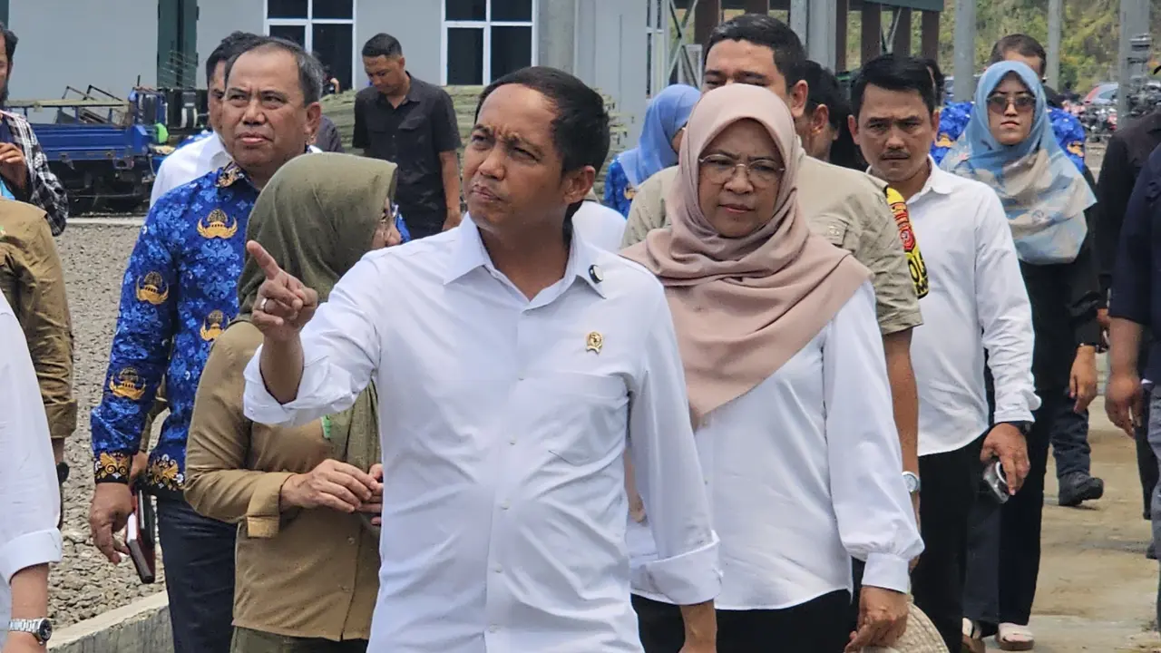 Menteri Kehutanan Raja Juli Antoni langsung blusukan dengan mengunjungi Persemaian Rumpin, Kabupaten Bogor, Jawa Barat, usai menjani retret Kabinet Merah Putih.