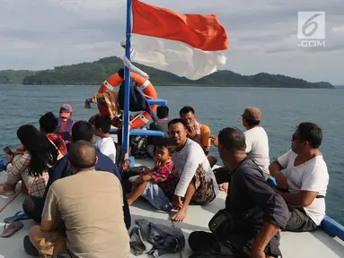 Penumpang menaiki kapal untuk menyeberang dari pelabuhan Pulau Sebesi, Lampung, Senin (31/12). Dari Sebesi ke Dermaga Canti, hanya ada satu kapal yang menyeberang pada pukul 07.00 WIB bertarif Rp 20.000 per orang. (Liputan6.com/Herman Zakharia)