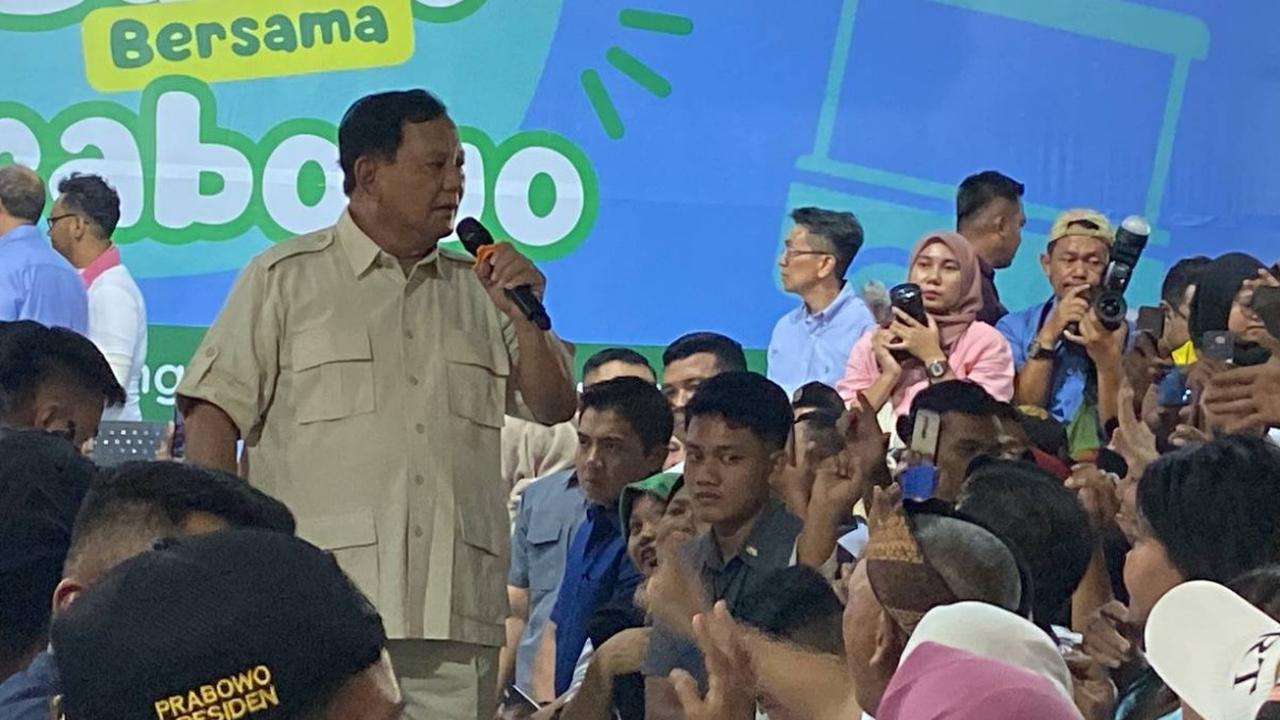 "Kalau Pak Prabowo kan ini sosok yang sangat berintegritas, dan kinerjanya cemerlang, tentu rakyat rugi kalau Pak Prabowo mundur, rakyat sulit cari tokoh yang sepadan dengan beliau di posisi Kemenhan saat ini,"<br>