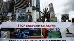 Aktivis dari Masyarakat Peduli Satwa (MPS) melakukan aksi di depan mall Neo Soho di kawasan Central Park, Jakarta Barat (15/01). Mereka melakukan aksi menolak keberadaan restoran Pingoo yang mempertunjukkan satwa Penguin. (Liputan6.com/Faizal Fanani)