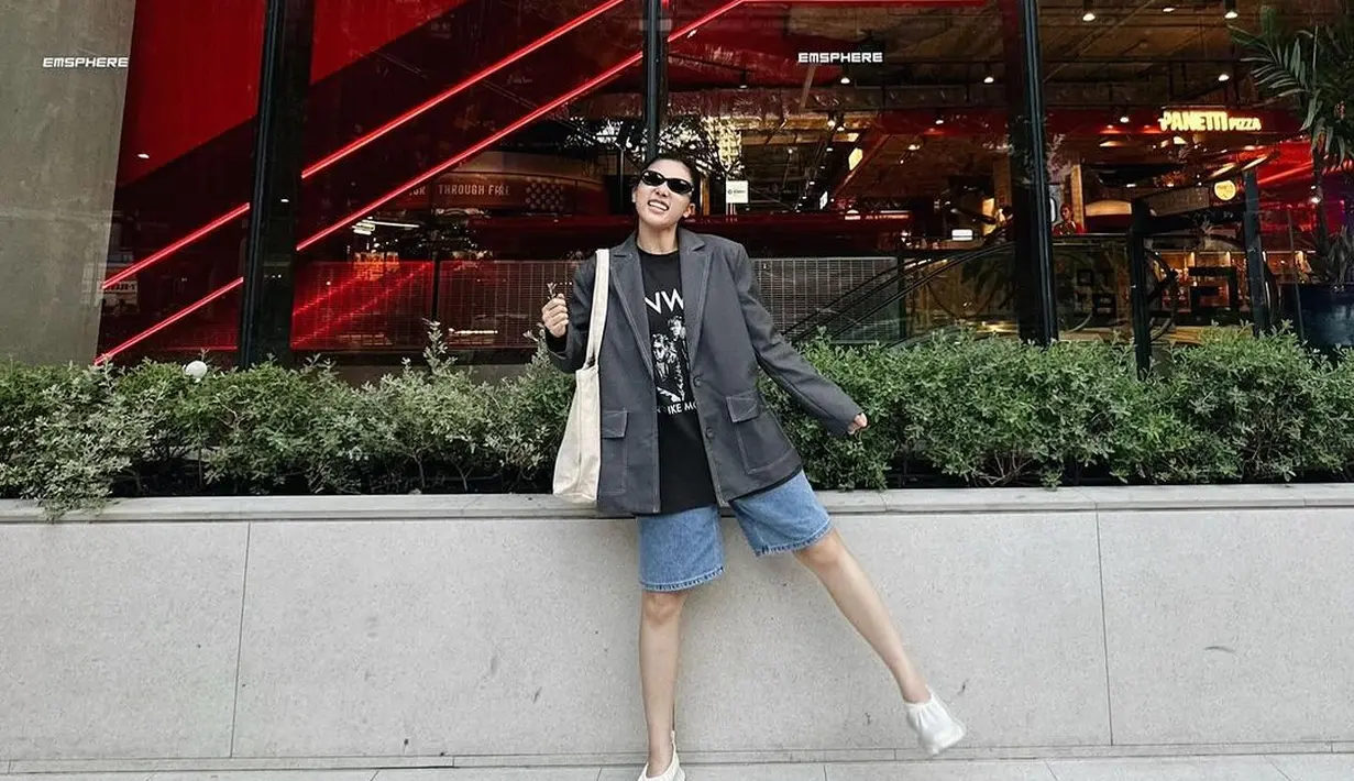 Mereka bahkan memuji gaya Isyana yang dinilai asyik. "Isyann style nya ga pernah gagal," tulis seorang netizen memuji. [Foto: Instagram/isyanasarasvati]