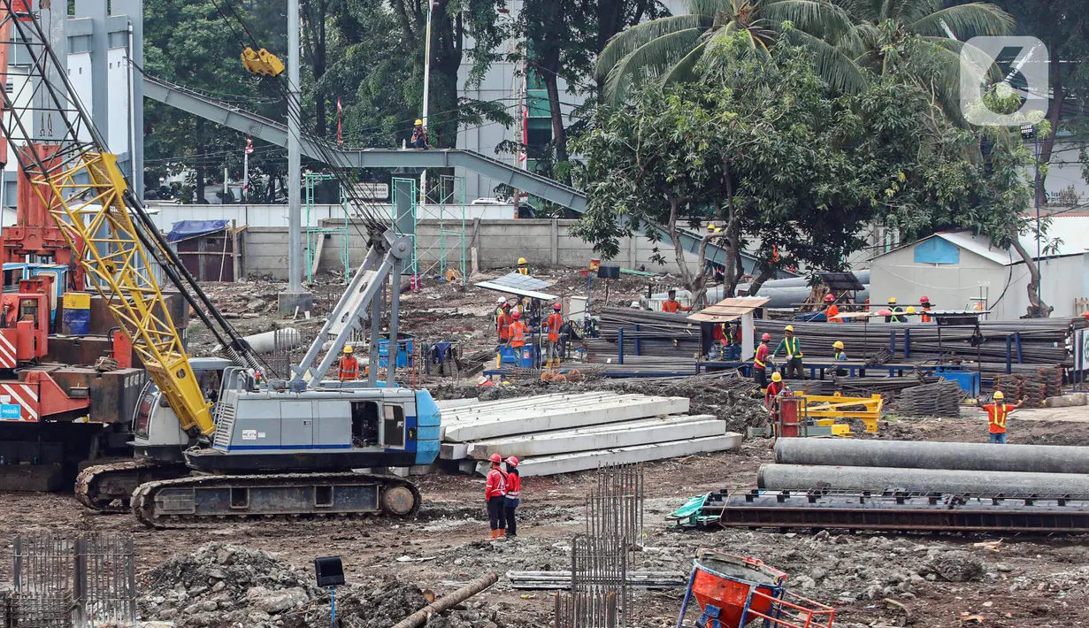 Sejumlah pekerja mengerjakan proyek perluasan stasiun Tanah Abang di Jakarta, Jumat (9/8/2024). (Liputan6.com/Angga Yuniar)