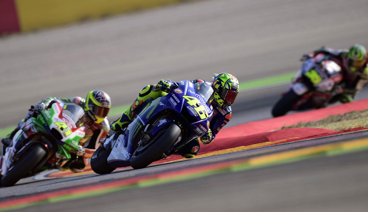 Pebalap Movistar Yamaha, Valentino Rossi, mengikuti sesi latihan bebas ketiga MotoGP Aragon, Sabtu (23/9/2017). Setelah dinyatakan pulih, pebalap asal Italia itu siap untuk tampil pada balapan MotoGP Aragon, Minggu (24/9/2017). (AFP/Javier Soriano)