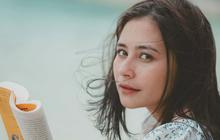 Rambut Berantakan dan Pesona Cantik Natural Prilly Latuconsina Habiskan Waktu di Pinggir Pantai Sambil Baca Buku