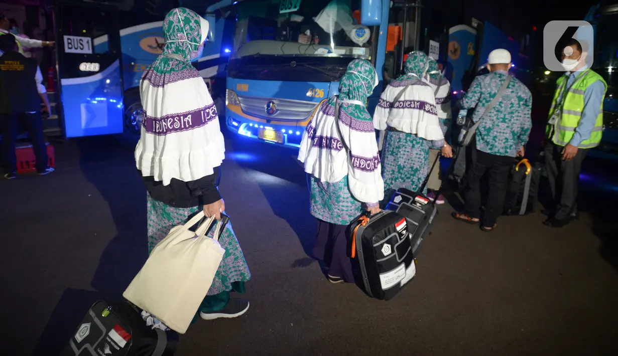 Jemaah calon haji kelompok terbang (kloter) 1 embarkasi haji Jakarta - Pondok Gede memasuki bus menjelang keberangkatan menuju Bandara Soekarno - Hatta di Asrama Haji Pondok Gede, Jakarta, Sabtu (4/6/2022) dini hari. Sebanyak 389 calon haji asal DKI Jakarta yang tergabung dalam kloter 1 embarkasi haji Jakarta - Pondok Gede diberangkatkan menuju tanah suci Arab Saudi melalui Bandara Internasional Soekarno - Hatta. (merdeka.com/Imam Buhori)