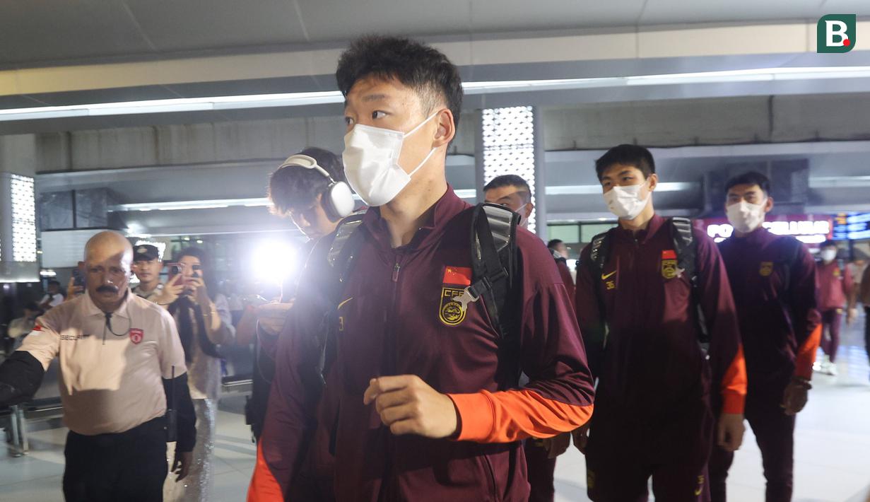 Pasukan The Dragons tiba pukul 22.30 WIB di Terminal 3 Bandara Soekarno-Hatta, tangerang, Senin (2/6/2025) dengan menggunakan China Eastern MU. (Bola.com/M Iqbal Ichsan)