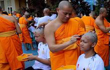 FOTO: Intip Ratusan Calon Bikkhu Jalani Ritual Cukur Rambut