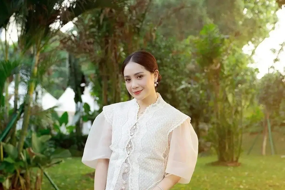 Ide outfit kebaya artis