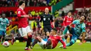 Pemain Manchester United Casemiro (tengah bawah) beraksi melawan pemain Southampton Carlos Alcaraz (kanan) pada pertandingan sepak bola Liga Inggris di Stadion Old Trafford, Manchester, Inggris, 12 Maret 2023. Pertandingan berakhir imbang dengan skor 0-0. (AP Photo/Jon Super)