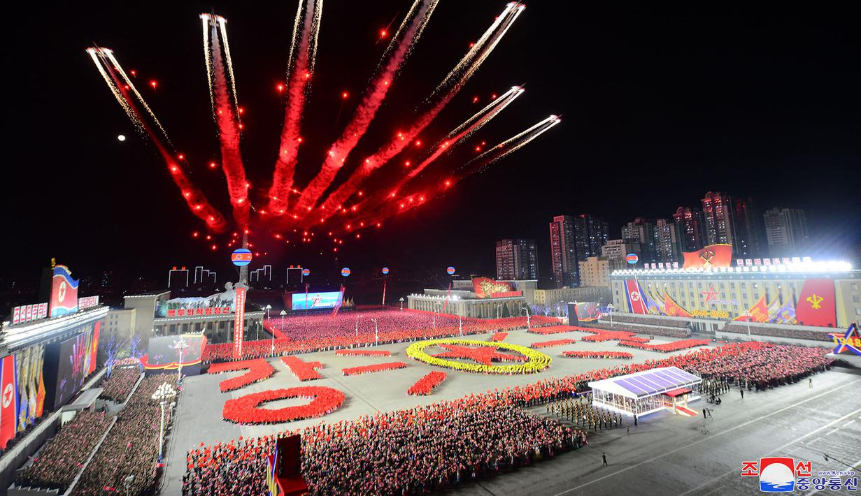 Jet tempur terbang melewati parade militer untuk merayakan peringatan 75 tahun berdirinya Tentara Rakyat Korea di Lapangan Kim Il Sung, Pyongyang, Korea Utara, 8 Februari 2023. Parade militer besar-besaran tersebut memamerkan perangkat keras terbaru dari persenjataan nuklir Korea Utara yang berkembang pesat. (STR/KCNA VIA KNS/AFP)