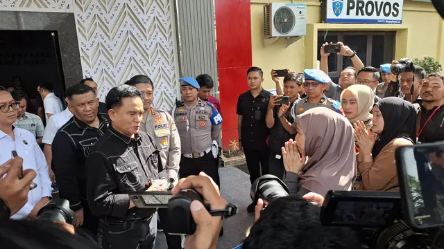 Keluarga ojol yang tewas di Makassar menangis saat bertemu Menko Yusril Ihza Mahendra