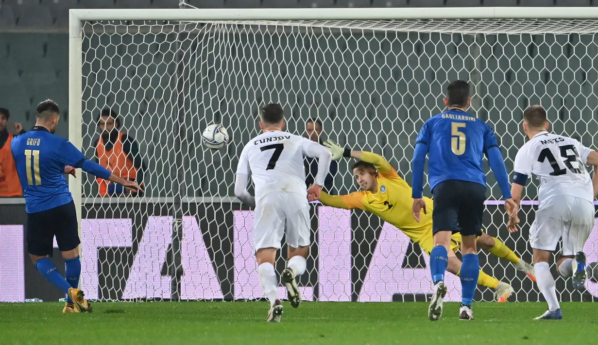 Penyerang Italia, Vincenzo Grifo, saat mencetak gol ke gawang Estonia pada laga uji coba di Stadion Artemino Franchi, Kamis (12/11/2020) dini hari WIB. Italia menang 4-0 atas Estonia. (AFP/Alberto Pizzoli)
