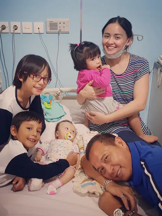 "Harusnya anak-anak (yang menderita penyakit) langka ini mendapatkan perawatan yang jauh lebih mudah karena obatnya tuh ada yang 3M (miliar). Satu susu 3M buset dah gaji berapa puluh tahun itu dan (obatnya) nggak dijual di Indonesia," ungkap Raditya.