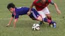 Pemain Indonesia U16 berebut bola dengan pemain  Jepang U16 dalam ujicoba yang digelar di Lapangan Padepokan Voli Indonesia, Sentul, Bogor. Selasa (15/4)
