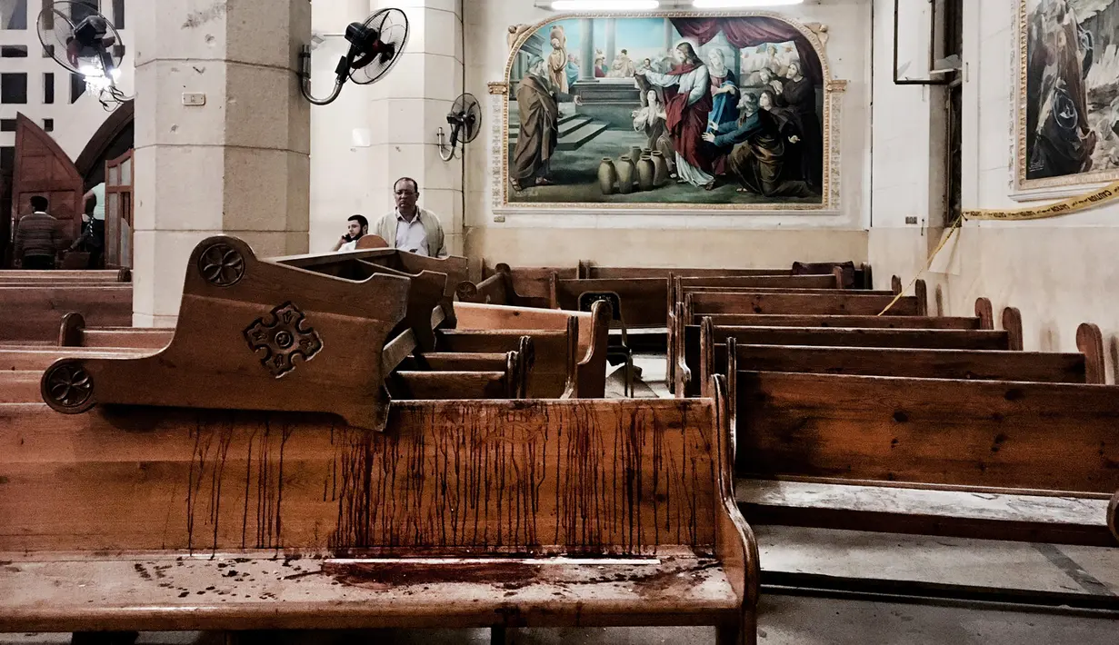 Noda darah terlihat di bangku setelah ledakan bom di Gereja Kristen Koptik St. George, Kota Tanta, utara Kairo, Minggu (9/4).Dua gereja umat Kristen Koptik Mesir dihantam serangan bom tepat pada perayaan Minggu Palma. (AP Photo/Nariman El-Mofty)